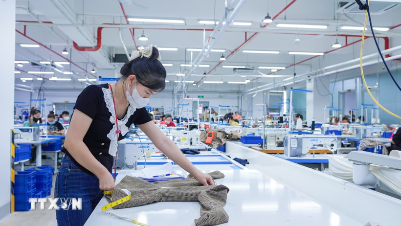 Hoạt động sản xuất tại Công ty TNHH May mặc Destination.(Ảnh: TTXVN phát)