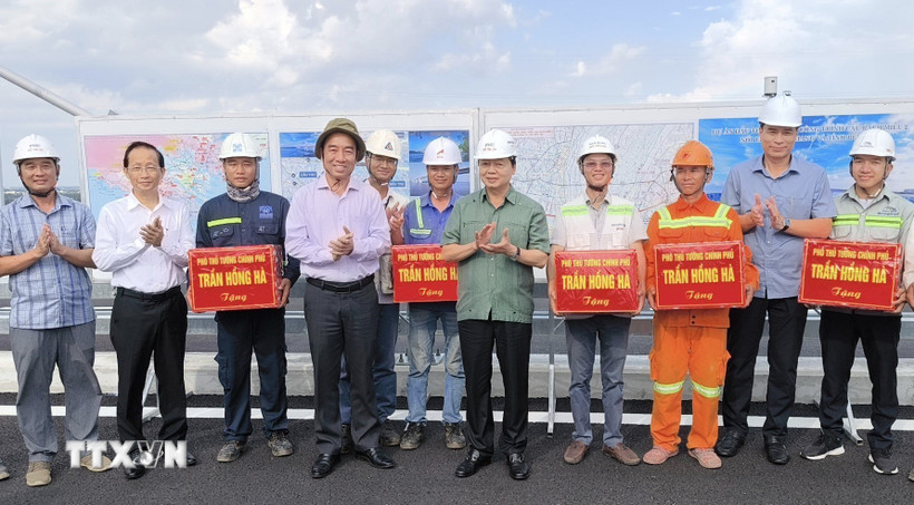 Phó Thủ tướng Trần Hồng Hà tặng quà cho công nhân thi công cầu Rạch Miễu 2. (Ảnh: Huỳnh Phúc Hậu/TTXVN)