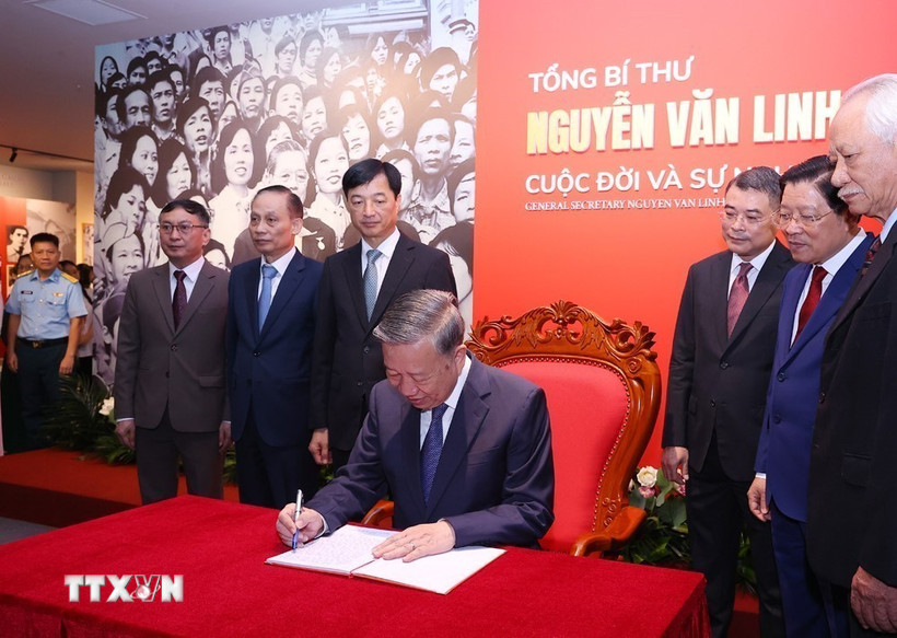 Tổng Bí thư Tô Lâm ghi Sổ cảm tưởng tại Triển lãm "Tổng Bí thư Nguyễn Văn Linh - Cuộc đời và sự nghiệp".(Ảnh: Văn Điệp/TTXVN)