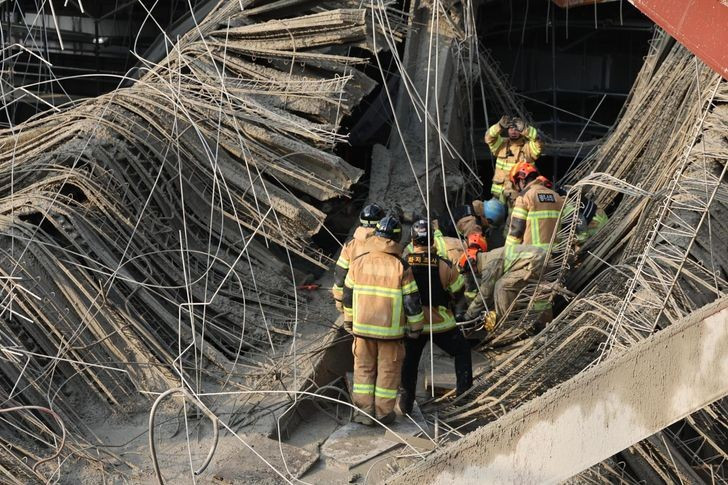 Lực lượng cứu hộ làm việc tại hiện trường vụ việc. (Nguồn: Korea Times)