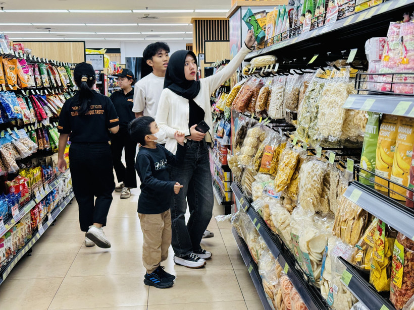 Người tiêu dùng mua hàng trong siêu thị tại Indonesia. (Ảnh: Đỗ Quyên/TTXVN)