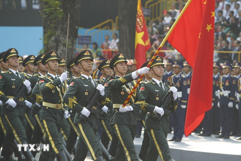Khối Quân Giải phóng nhân dân Trung Quốc diễu qua Lễ đài. (Ảnh: TTXVN)
