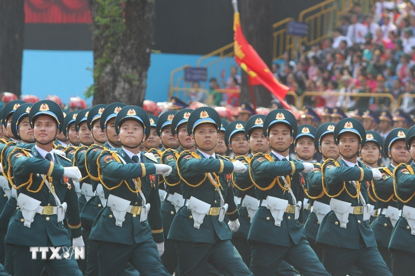 Khối Sỹ quan Phòng không-Không quân diễu qua Lễ đài. (Ảnh: TTXVN)