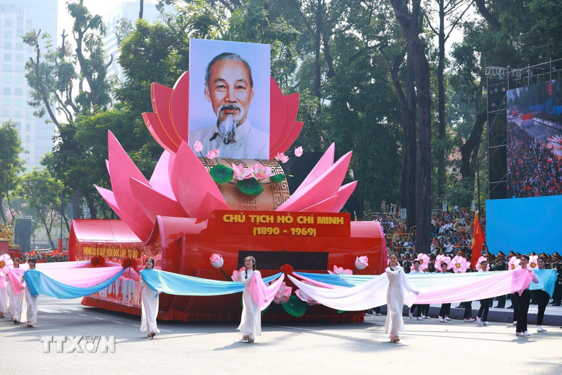 Lễ kỷ niệm, diễu binh, diễu hành 50 năm Ngày Giải phóng miền Nam, thống nhất đất nước (30/4/1975-30/4/2025) cấp Quốc gia bắt đầu với Đội hình xe mô hình Quốc huy nước Cộng hòa Xã hội Chủ nghĩa Việt Nam và Xe rước chân dung Chủ tịch Hồ Chí Minh diễu qua Lễ đài. (Ảnh: TTXVN)