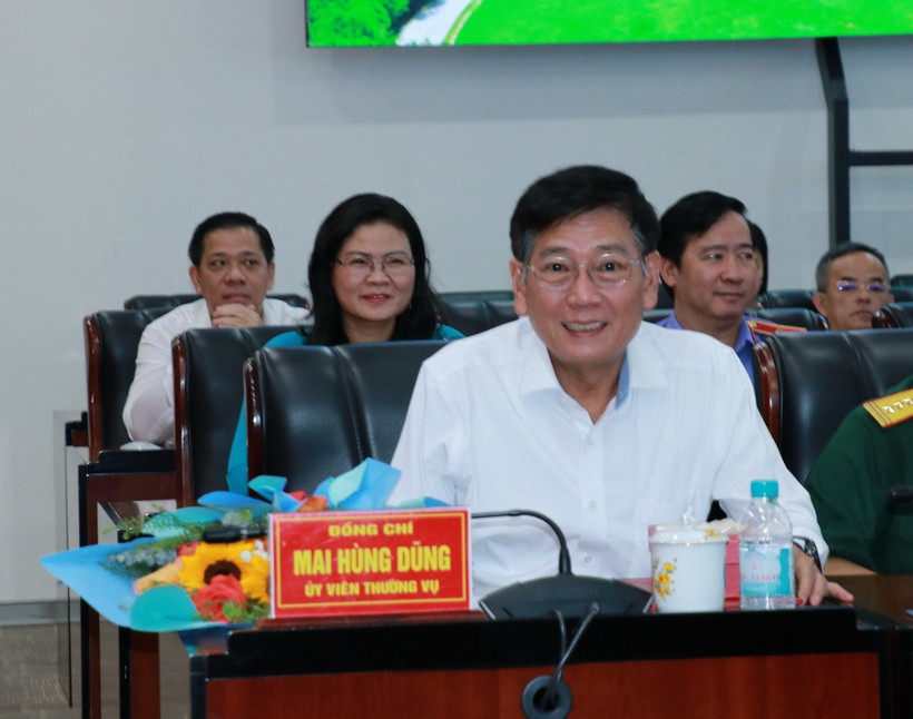 Phó Chủ tịch Thường trực Ủy ban Nhân dân tỉnh Bình Dương Mai Hùng Dũng nhận quyết định nghỉ hưu trước tuổi. (Ảnh: Dương Chí Tưởng/TTXVN)