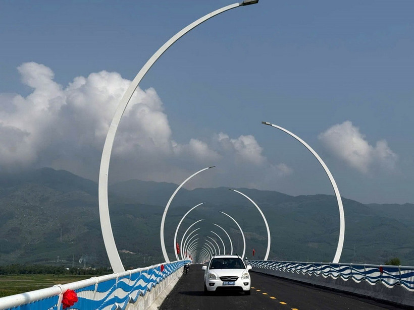 Cầu Sông Thu được hoàn thành sau gần 2 năm thi công. (Ảnh: Trần Tĩnh/TTXVN)