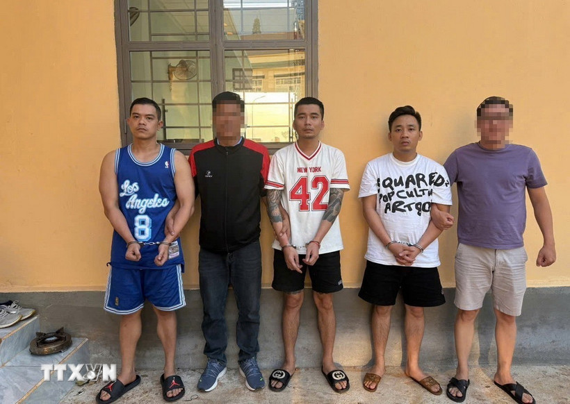 3 đối tượng chính trong vụ án cướp tài sản bị bắt giữ khi đang trốn tại thôn Nông Trường, xã Ia Glai, huyện Chư Sê, tỉnh Gia Lai. (Ảnh: TTXVN phát)