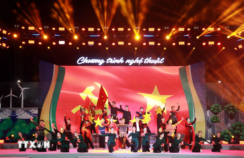 Chương trình nghệ thuật đã khắc họa sinh động về quá trình hoạt động cách mạng của nhà giáo, nhà báo, Anh hùng lực lượng vũ trang Nhân dân Phan Ngọc Hiển. (Ảnh: Huỳnh Anh/TTXVN)