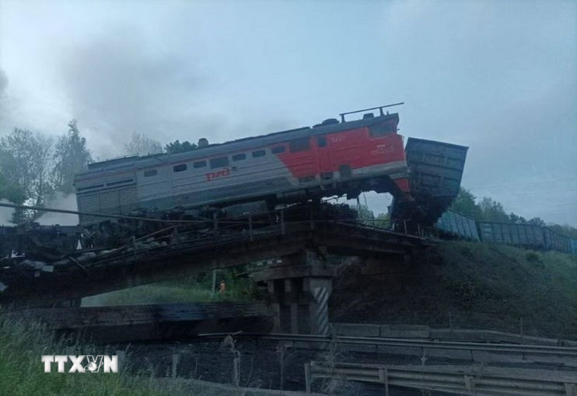 Hiện trường vụ sập cầu khiến đoàn tàu bị trật bánh ở tỉnh Kursk, Liên bang Nga ngày 1/6/2025. (Ảnh: REUTERS/TTXVN)