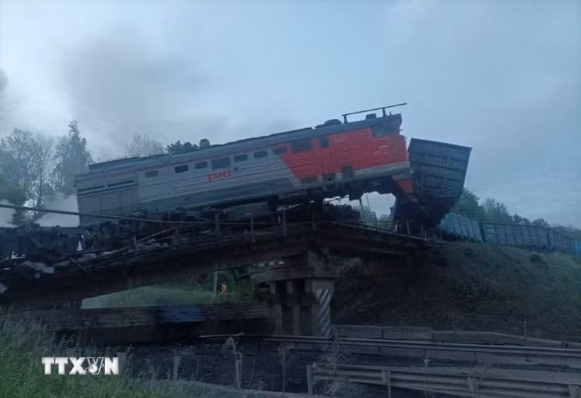 Hiện trường vụ sập cầu khiến đoàn tàu bị trật bánh ở tỉnh Kursk, Liên bang Nga ngày 1/6/2025. (Ảnh: REUTERS/TTXVN)