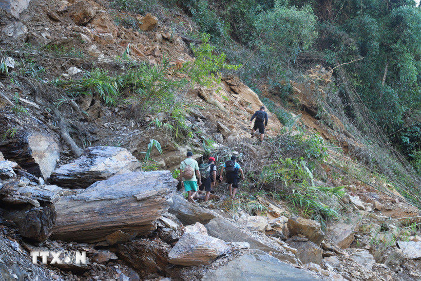 Một điểm sạt lở núi nghiêm trọng gây tắc đường và cô lập hoàn toàn bản Na Ngân trong những ngày qua. (Ảnh: Xuân Tiến/TTXVN)