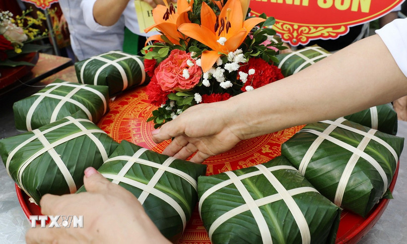 Ban Tổ chức sẽ lựa chọn sản phẩm bánh chưng, bánh giầy đạt giải Nhất để dâng cúng Vua Hùng trong dịp Giỗ tổ Hùng Vương năm Giáp Thìn 2024. (Ảnh: Tạ Toàn/TTXVN)