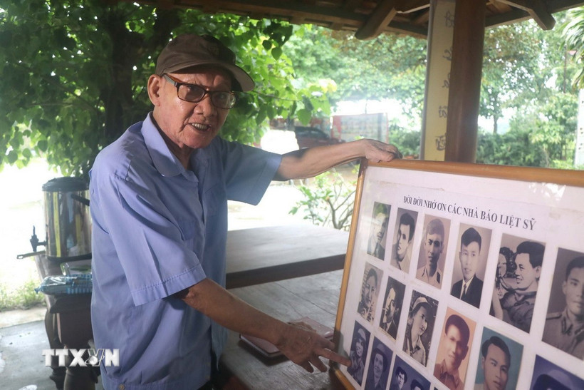Những nhà báo liệt sỹ do ông Trần Văn Hiền đi tìm danh tính. (Ảnh: Trịnh Duy Hưng/TTXVN)