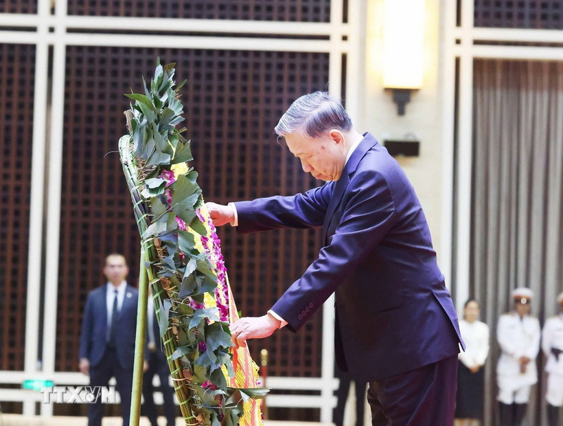 Tổng Bí thư Tô Lâm dẫn đầu Đoàn đại biểu cấp cao của Đảng, Nhà nước Việt Nam viếng nguyên Chủ tịch Đảng Nhân dân Cách mạng Lào, nguyên Chủ tịch nước Cộng hòa Dân chủ Nhân dân Lào Khamtay Siphandone. (Ảnh: Thống Nhất/TTXVN)