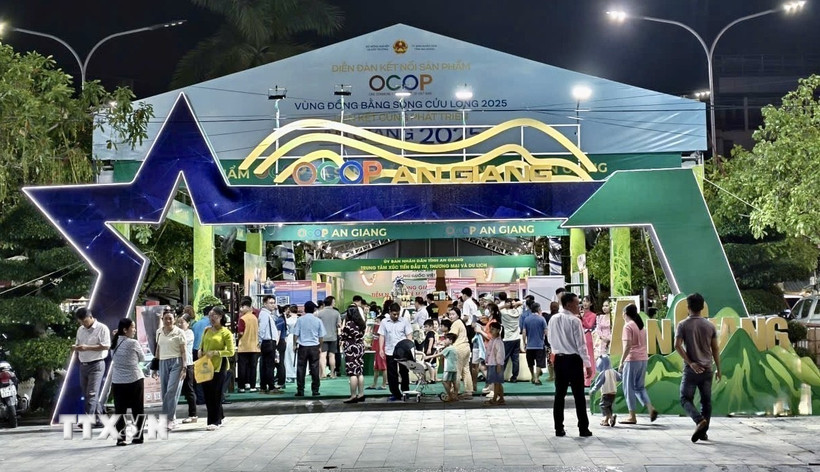 Triển lãm sản phẩm OCOP tiêu biểu vùng Đồng bằng sông Cửu Long thu hút đông đảo người dân An Giang đến tham quan. (Ảnh: Thanh Sang/TTXVN)