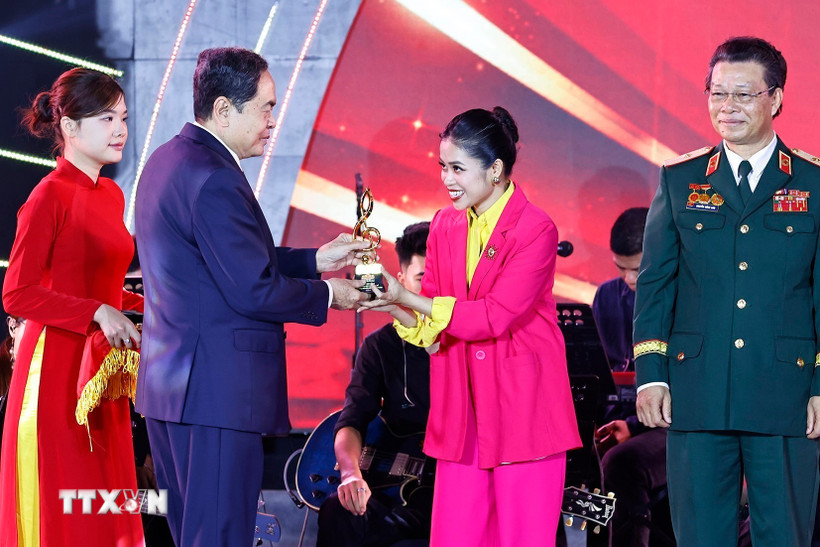 Chủ tịch Quốc hội Trần Thanh Mẫn và Phó Chủ tịch Quốc hội Trần Quang Phương trao Giải B cho tác giả, nhóm tác giả. (Ảnh: Doãn Tấn/TTXVN)