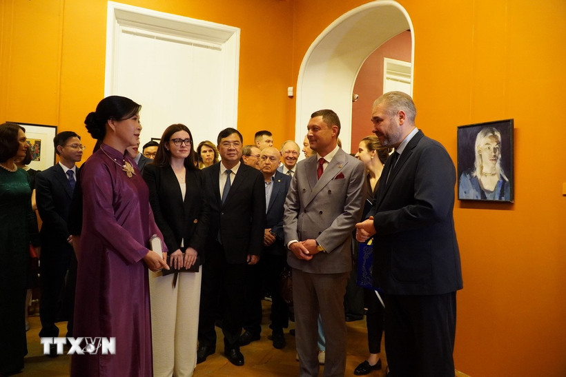 Phu nhân Ngô Phương Ly xem triển lãm. (Ảnh: Tâm Hằng/TTXVN)