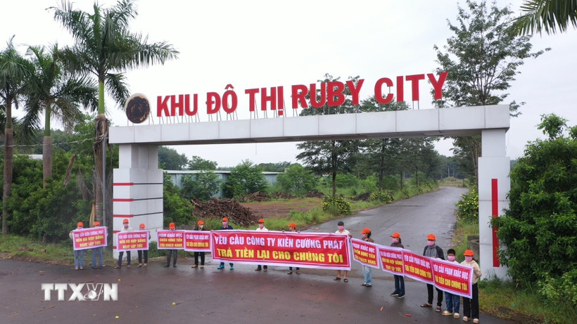 Người dân viết đơn cầu cứu cơ quan chức năng, yêu cầu công ty Kiên Cường Phát trả lại tiền. (Ảnh: TTXVN phát)