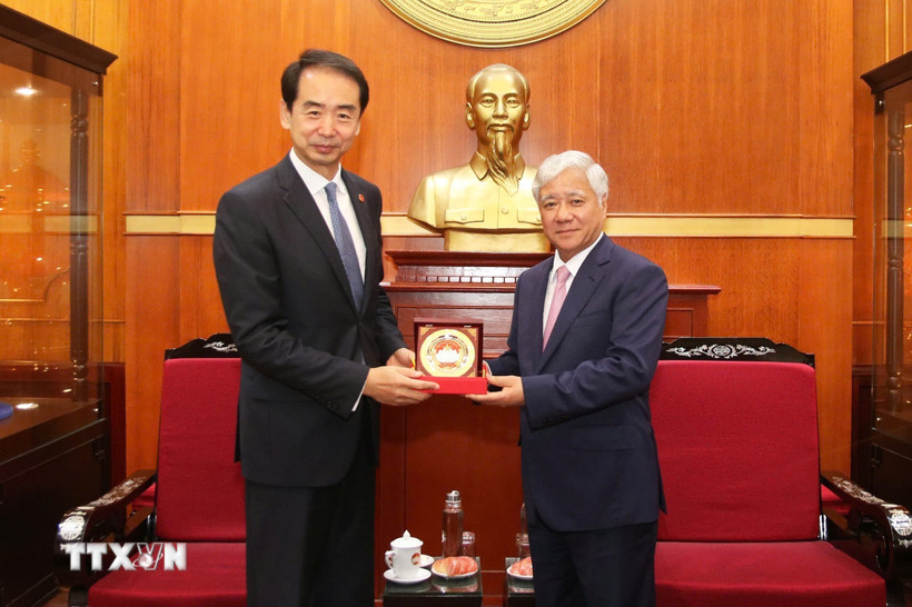 Đồng chí Đỗ Văn Chiến, Ủy viên Bộ Chính trị, Bí thư Trung ương Đảng, Chủ tịch Ủy ban Trung ương Mặt trận Tổ quốc Việt Nam tặng quà Đại sứ Trung Quốc tại Việt Nam Hà Vĩ. (Ảnh: TTXVN phát)