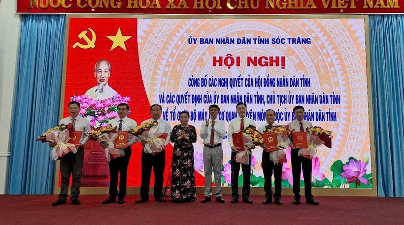Lãnh đạo Tỉnh ủy, UBND tỉnh Sóc Trăng trao các Quyết định nhân sự mới. (Ảnh: TTXVN phát)