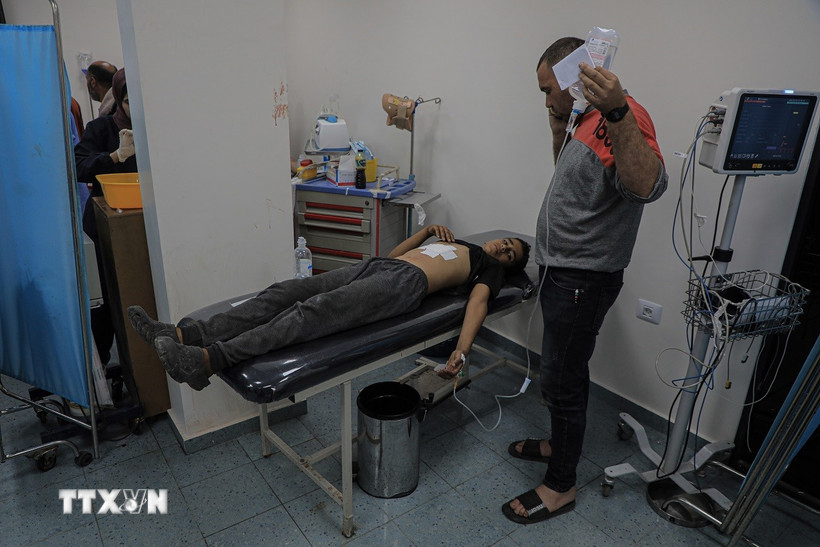 Nạn nhân bị thương do xung đột Hamas - Israel được điều trị tại bệnh viện ở Rafah, Dải Gaza, ngày 8/5/2024. (Ảnh: THX/TTXVN)