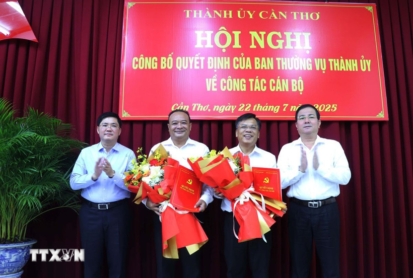 Lãnh đạo Thành ủy Cần Thơ trao quyết định bổ nhiệm chức Trưởng Ban Tuyên giáo và Dân vận Thành ủy cho ông Nguyễn Ngọc Tâm (thứ 2, từ trái sang) và quyết định Tổng Biên tập Báo và Phát thanh Truyền hình thành phố Cần Thơ cho ông Huỳnh Hoàng Mến (thứ 2, từ phải sang). (Ảnh: Ngọc Thiện/TTXVN)