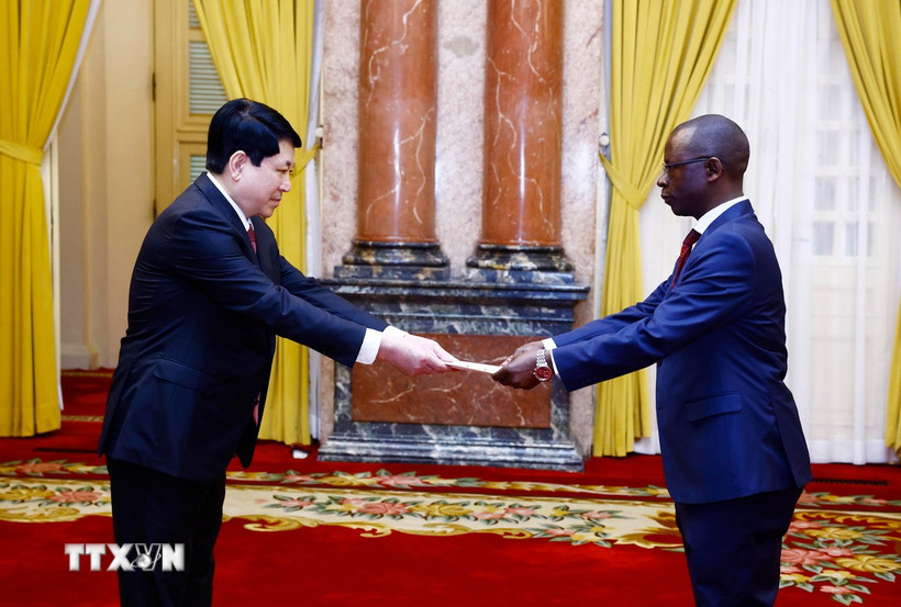 Chủ tịch nước Lương Cường nhận Quốc thư từ Đại sứ Cộng hoà Burundi Telesphone Irambonao. (Ảnh: Lâm Khánh/TTXVN)