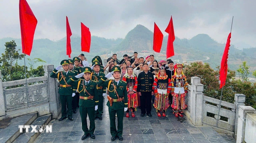 Lễ thượng cờ tại Cột cờ Quốc gia Lũng Cú. (Ảnh: Văn Trung/TTXVN phát)