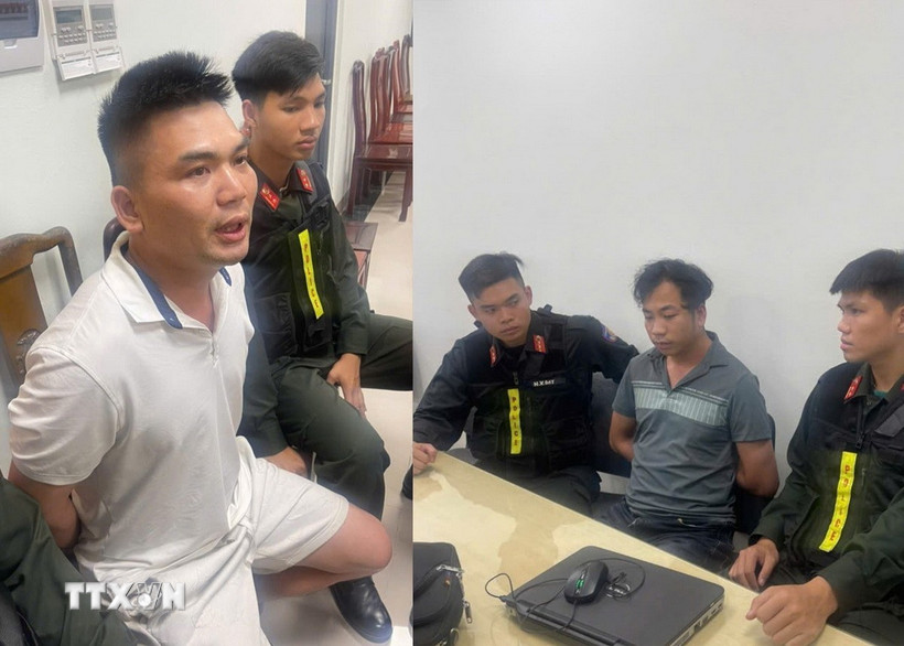 Đối tượng Hà Quang Sơn (trái) và Hoàng Văn Đông (phải) bị lực lượng chức năng bắt giữ. (Ảnh: Quốc Xã/TTXVN phát)