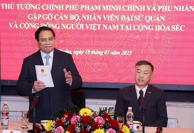 Thủ tướng Phạm Minh Chính phát biểu tại buổi gặp cán bộ, nhân viên Đại sứ quán và đại diện cộng đồng người Việt Nam tại Cộng hoà Séc. (Ảnh: Dương Giang/TTXVN)