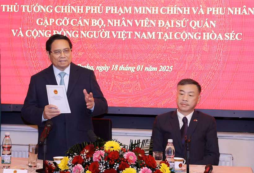 Thủ tướng Phạm Minh Chính phát biểu tại buổi gặp cán bộ, nhân viên Đại sứ quán và đại diện cộng đồng người Việt Nam tại Cộng hoà Séc. (Ảnh: Dương Giang/TTXVN)