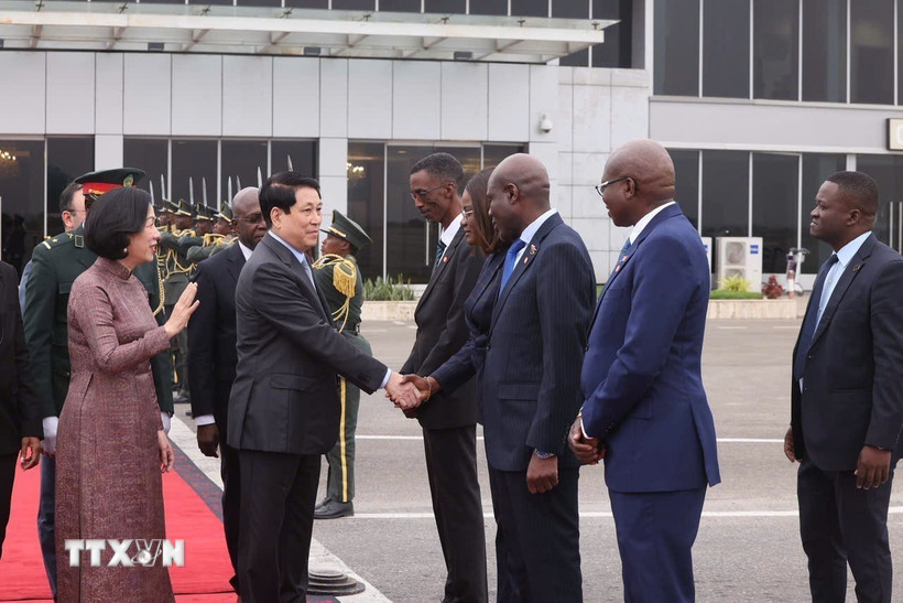 Các quan chức Angola tiễn Chủ tịch nước Lương Cường và Phu nhân tại Sân bay quốc Quatro de Fevereiro Luanda. (Ảnh: Lâm Khánh/TTXVN)