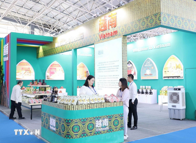 Gian hàng Việt Nam tham gia Hội chợ. (Ảnh: Công Tuyên/TTXVN )