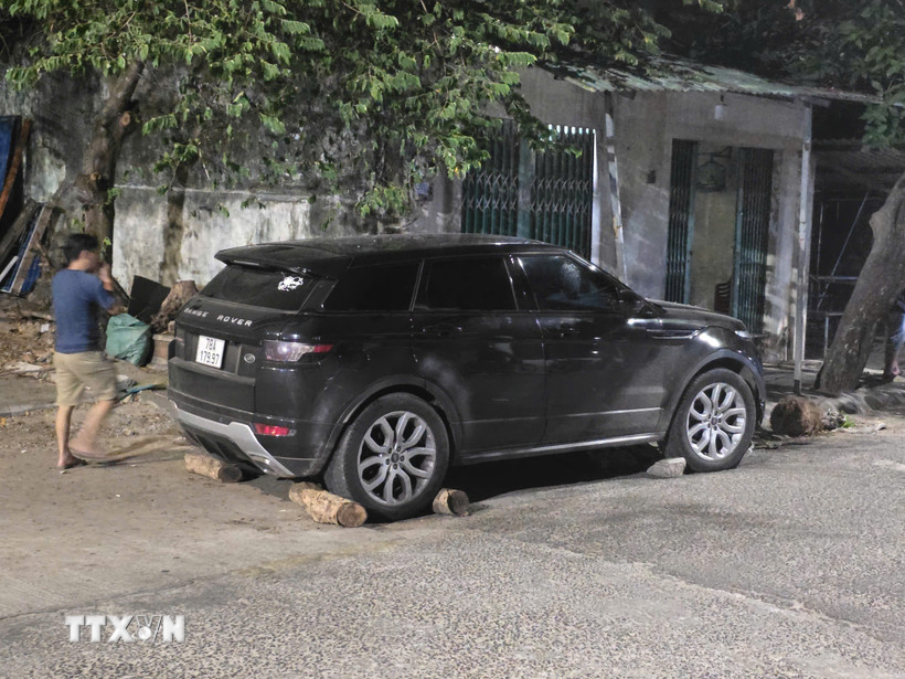 Người dân chặn xe gây tai nạn để chờ cơ quan Công an xử lý. (Ảnh: TTXVN phát)