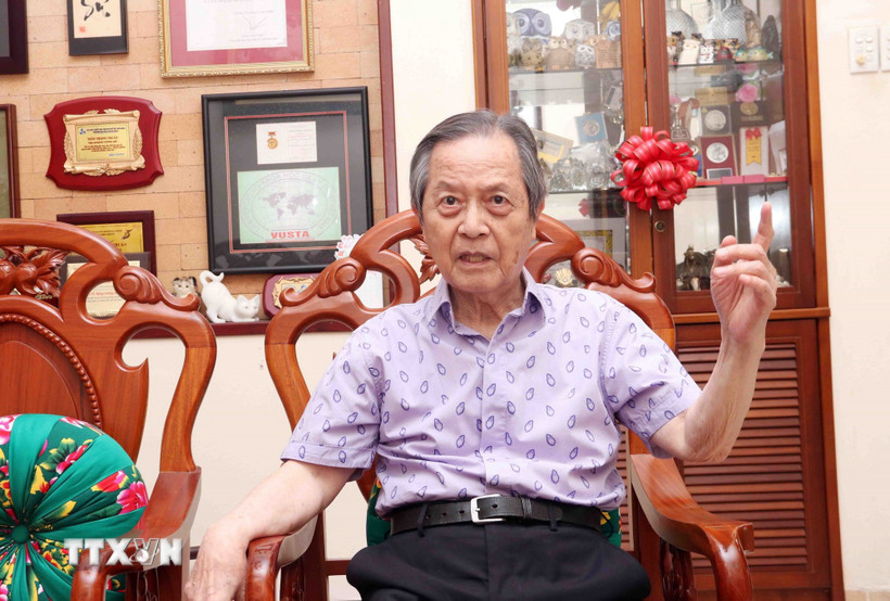 Tiến sỹ Đặng Lương Mô (kiều bào Nhật Bản), nhà khoa học nổi tiếng về vi mạch thế hệ đầu tiên đã có nhiều đóng góp cho ngành vi mạch Việt Nam. (Ảnh: Xuân Khu/TTXVN)