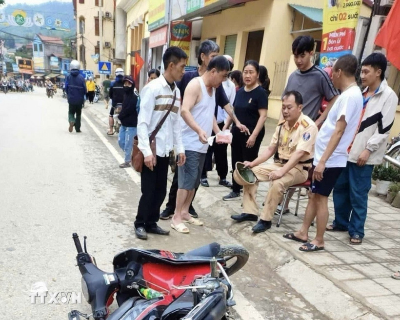 Thiếu tá Hoàng Văn Huấn (Phòng CSGT Công an tỉnh Cao Bằng) bị thương khi làm nhiệm vụ. (Ảnh: TTXVN phát)