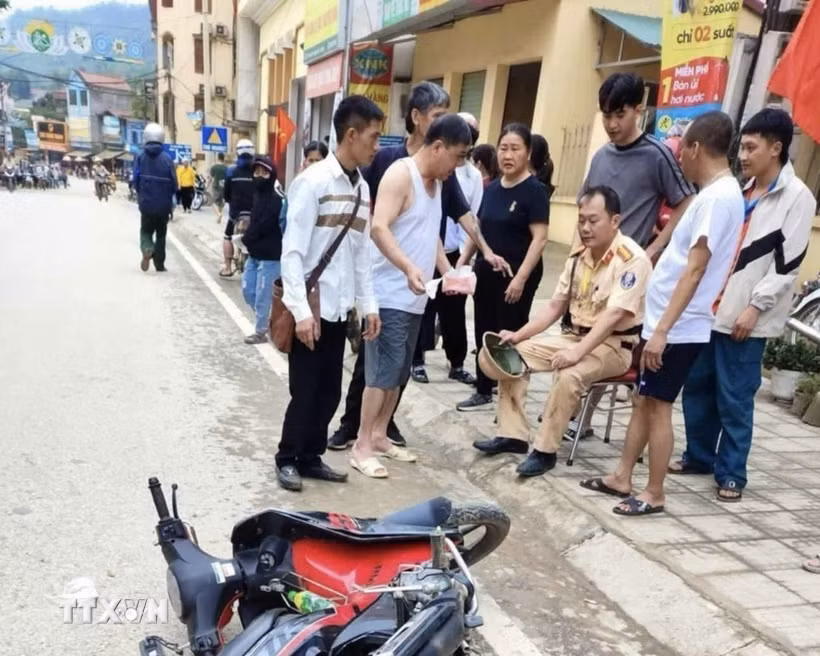 Thiếu tá Hoàng Văn Huấn (Phòng CSGT Công an tỉnh Cao Bằng) bị thương khi làm nhiệm vụ. (Ảnh: TTXVN phát)