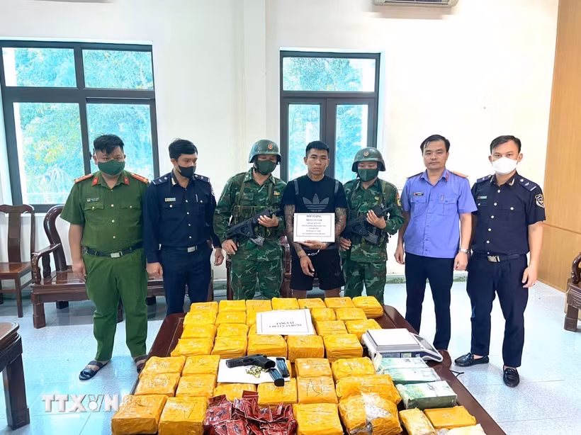 Đối tượng và tang vật trong một vụ án buôn bán ma túy. (Ảnh: TTXVN phát)
