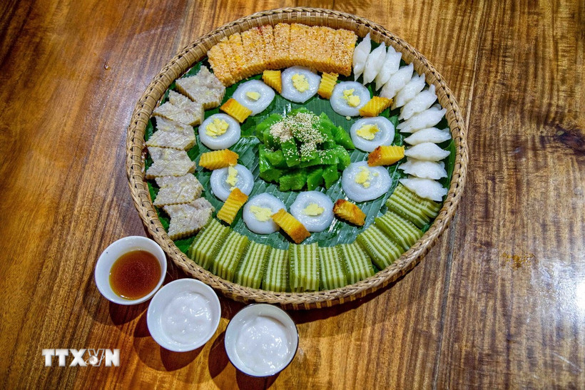 Sự nổi tiếng của nhiều loại bánh dân gian ở Cồn Sơn cũng góp phần phát huy giá trị ẩm thực dân gian Nam Bộ đến với du khách. (Ảnh: Thanh Liêm/TTXVN)