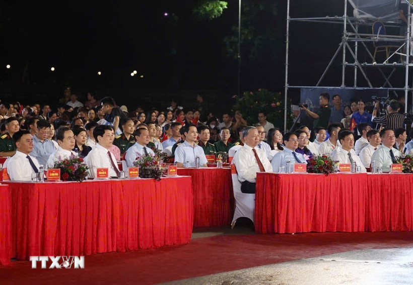 Tổng Bí thư Tô Lâm, Chủ tịch nước Lương Cường, Thủ tướng Phạm Minh Chính, Chủ tịch Quốc hội Trần Thanh Mẫn cùng các đồng chí Lãnh đạo Đảng, Nhà nước dự chương trình. (Ảnh: Thống Nhất/TTXVN)
