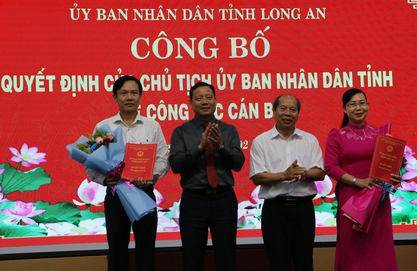 Lãnh đạo UBND tỉnh Long An trao Quyết định bổ nhiệm lại cho các lãnh đạo Sở, ngành tỉnh. (Ảnh: Thanh Bình/TTXVN)