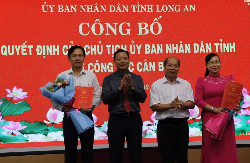 Lãnh đạo UBND tỉnh Long An trao Quyết định bổ nhiệm lại cho các lãnh đạo Sở, ngành tỉnh. (Ảnh: Thanh Bình/TTXVN)