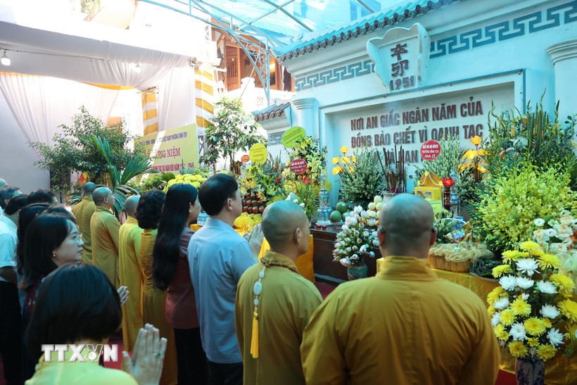 Các đại biểu dâng hương, tưởng niệm đồng bào đã ngã xuống vì bom, đạn và nạn đói 1944-1945. (Ảnh: Vũ Quang/TTXVN)
