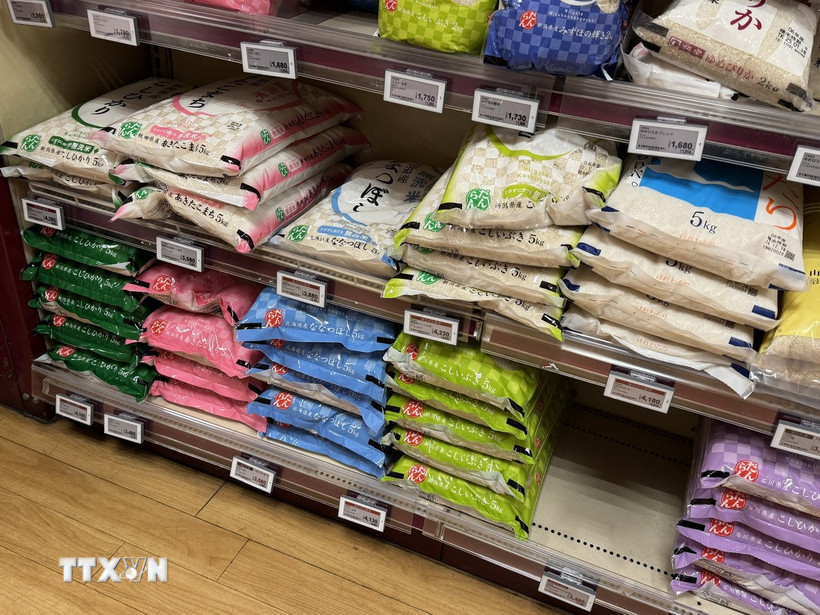 Kệ hàng gạo trong một siêu thị Nhật Bản ởThủ đô Tokyo. (Ảnh: Phạm Tuân/TTXVN)