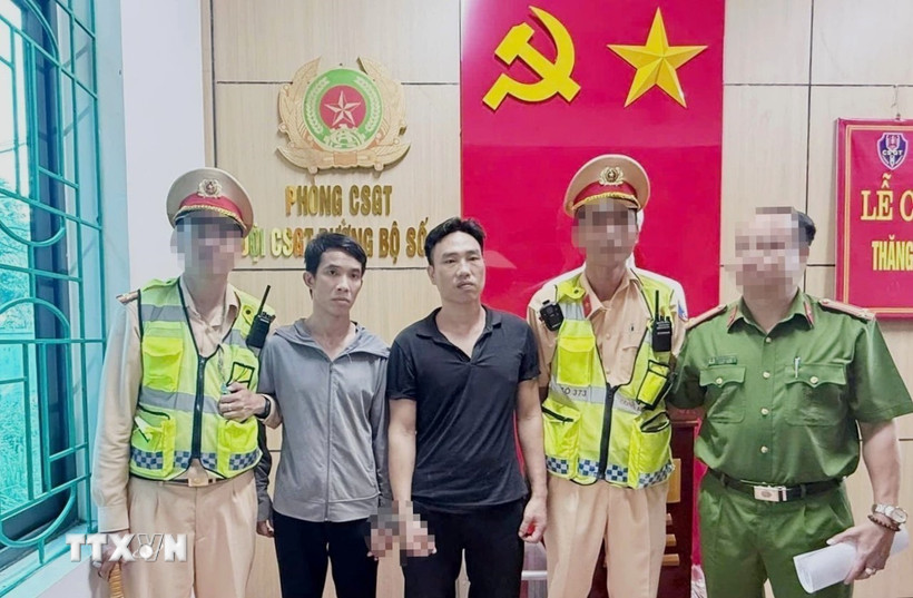 Lực lượng Phòng Cảnh sát giao thông Công an tỉnh Nghệ An đã bắt giữ được 2 phạm nhân trốn trại khi đang trên đường lẫn trốn vào miền Nam. (Ảnh: TTXVN phát)
