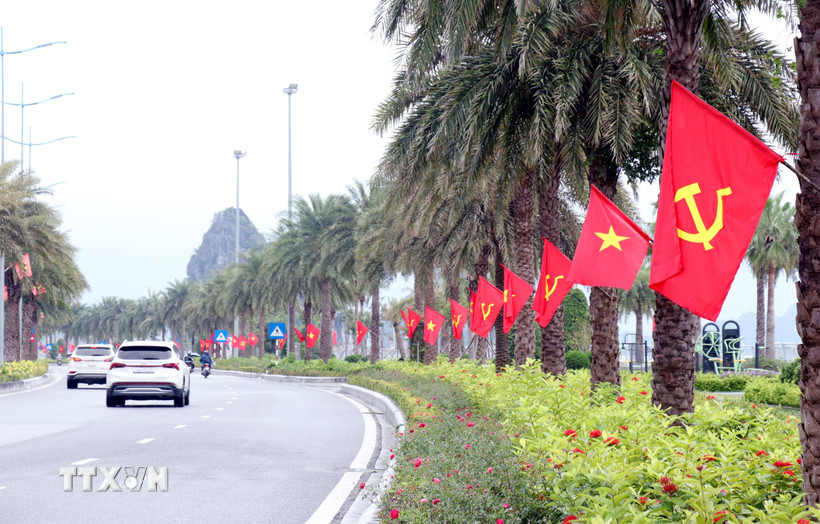 Pano, ápphích được dựng trên nhiều tuyến phố tại tỉnh Quảng Ninh. (Ảnh: Văn Đức/TTXVN)
