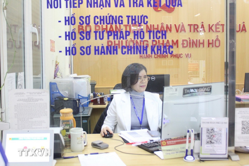 Cán bộ đang giải quyết thủ tục hành chính tại Hà Nội. (Ảnh minh họa: Nguyễn Thắng/TTXVN)