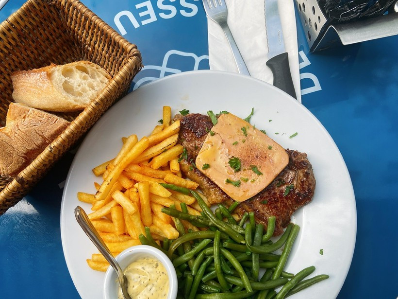 Món bíttết được bán tại Pháp. (Nguồn: Vietnam+)