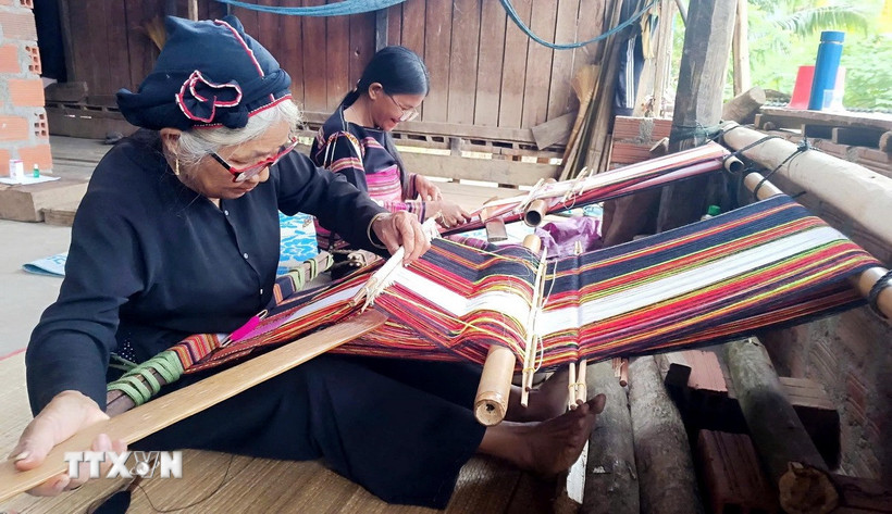 Nghệ nhân người Bana Kriêm thôn Hà Ri giữ gìn nghề dệt thổ cẩm truyền thống của dân tộc mình. (Ảnh: Lê Phước Ngọc/TTXVN)