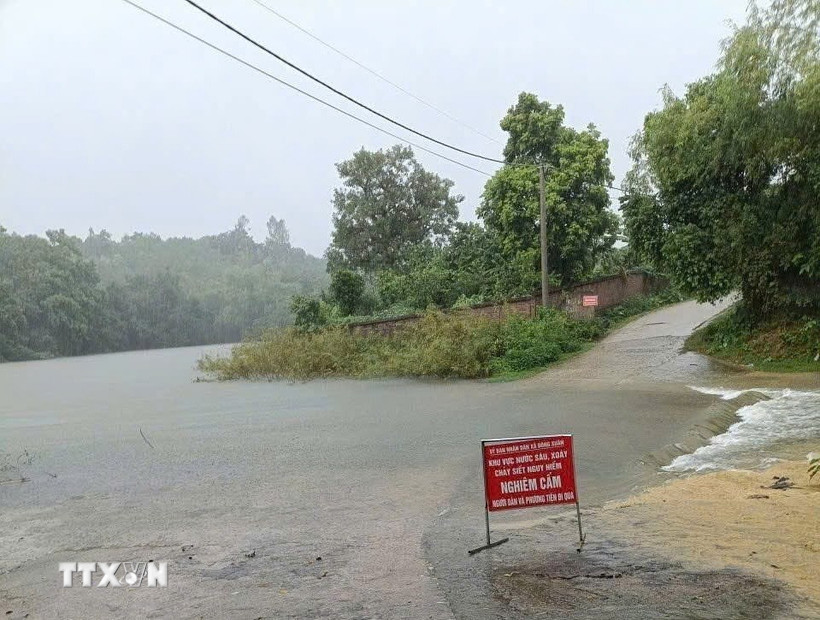 Biển cảnh báo được đặt tại nhiều khu vực tiềm ẩn nguy cơ xảy ra sạt lở đất trên địa bàn xã Yên Xuân, Hà Nội. (Ảnh: TTXVN phát)